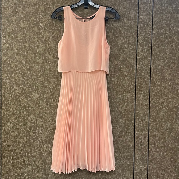 Topshop Dresses & Skirts - 🔥🔥🔥Topshop Pleated Dress Size 4